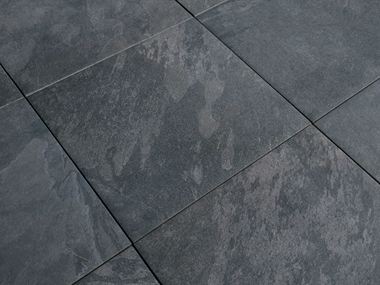 Close-up van donkere leisteenpanelen in Alpine Black