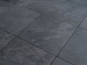 Fijne tekeningen op antraciet Alpine Black terrasplanken met leisteenlook