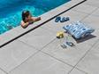 Zwembad met meisjes en Alpine Grey keramische tegels zwembadrand en terras