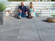 Mensen zittend op terras met platen in lichte alpine grijze leisteen look