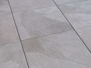 Feinsteinzeug in Grau: Spanische Marken-Qualität  Leggen van platen met een leisteenlook