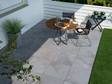 Ontbijttafel op een terras met moderne tegels van porcellanato met lei-look