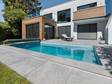 Modern huis met Alpine Grey keramische terrastegels en zwembad