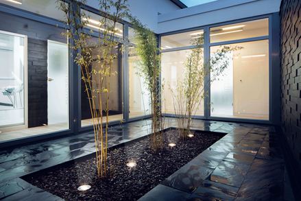 Binnenplaats met zwarte rustieke leisteen