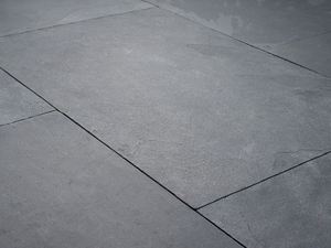 Zicht op de zwarte Mustang leien van bovenaf