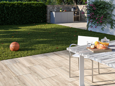 Terras met Amber Eiken 3cm planken met houteffect met tuin en buitenkeuken