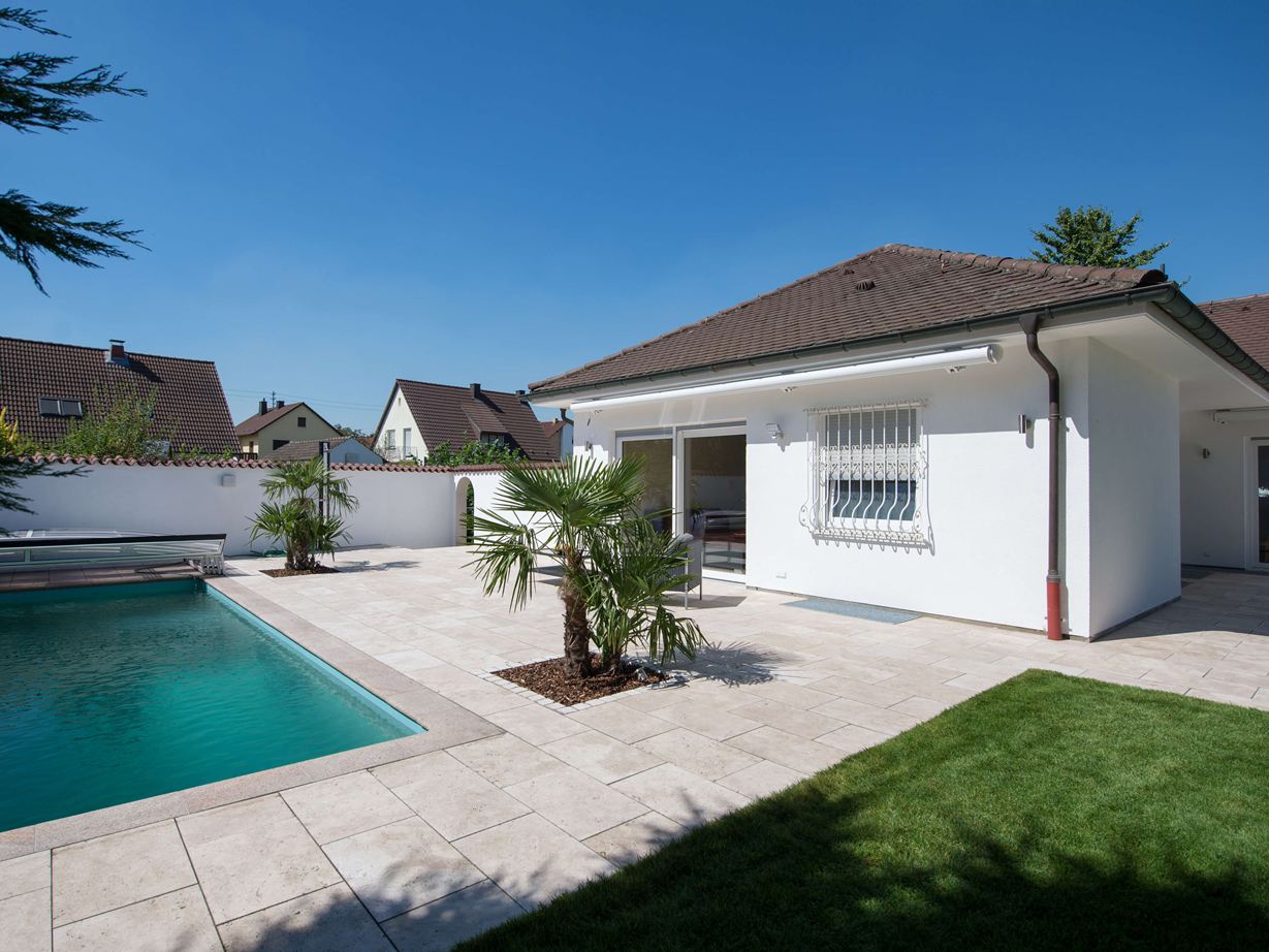 Huis en terras met travertin Medium Line platen