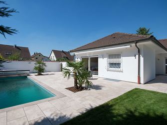 Huis en terras met travertin Medium Line platen