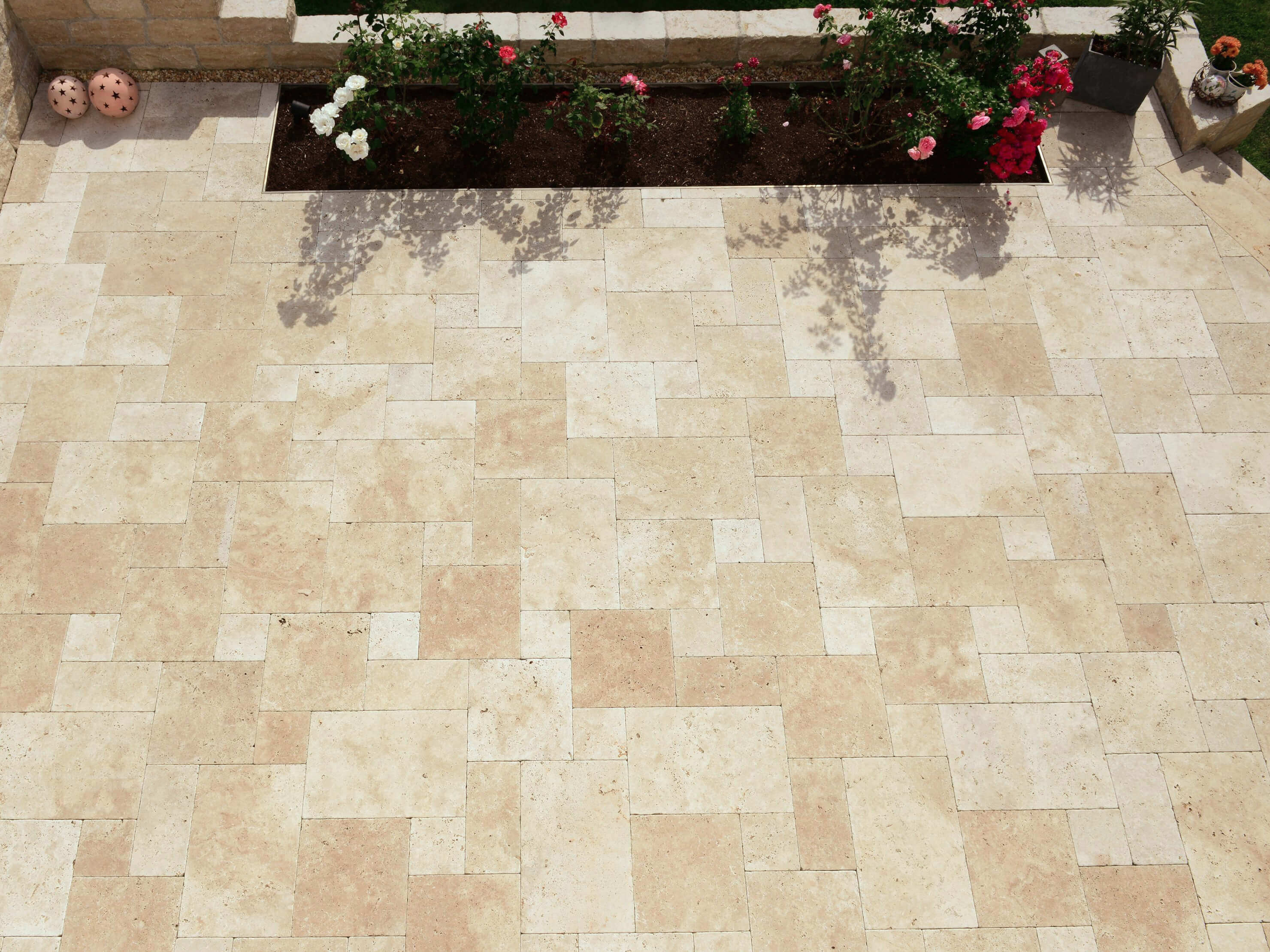 Klantenfoto: Medium SELECT platen, getrommeld, Romaans verband, gelegd op terras, vogelvluchtperspectief