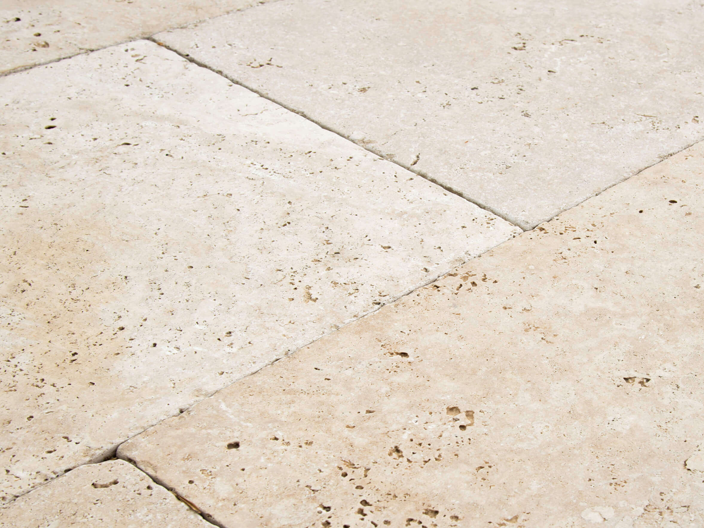 Close-up van Medium Select travertin terrasplaat in zacht beige