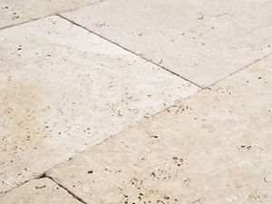 Close-up van Medium Select travertin terrasplaat in zacht beige