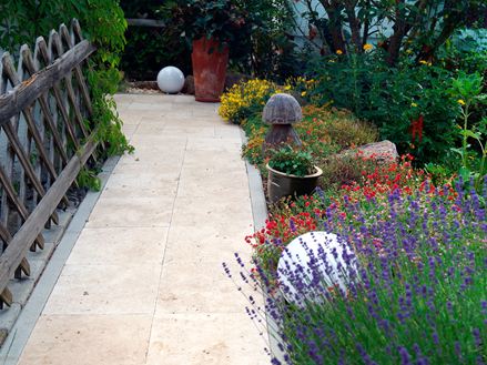 Tuinpad met houten schutting en wildbed in Medium Select travertin