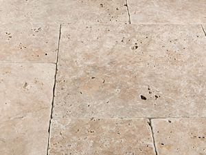 Close-up van beige travertin platen Medium