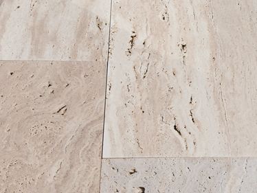 Close-up van Natura travertin platen met houtlook