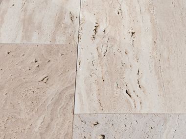 Close-up van Natura travertin platen met houtlook