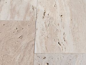 Close-up van Natura travertin platen met houtlook