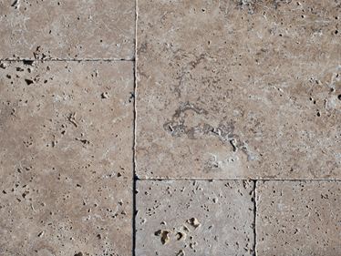 Close-up van Travertin Noce in het uiterwaardengebied