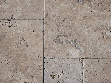 Close-up van Travertin Noce in het uiterwaardengebied