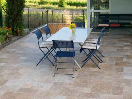 Travertin Noce terras met tuintafel