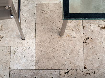 Rustiek travertin in gemengd verband met glazen tafel van bovenaf