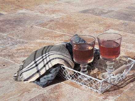 Dienblad met drankjes en dekentje op travertijn terras Scabas