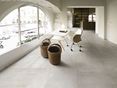 Betonlook on trend: Betonzand Moderne kamer met de beige tegels in betonlook Betonzand
