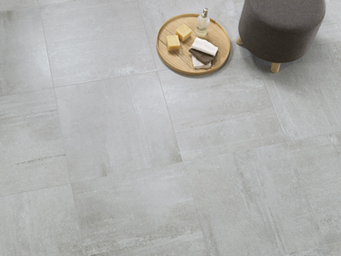 Badkamer met bad en lichtgekleurde betonlook Betonlook tegels