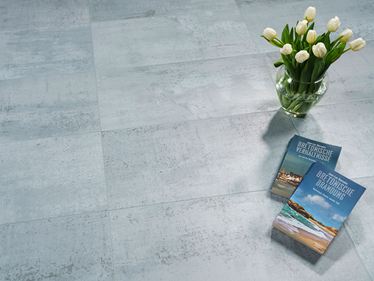 Betonnen_look_tegels_Iron_Zilver_met_tulpen_en_boeken