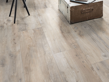 Houtlook tegels Canada Lake uitgesneden met koffer