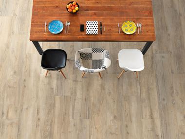 Eetkamer met houtlook Canada Sky tegels en tafel en stoelen