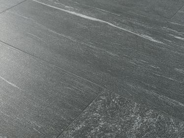 Donkergrijze keramische tegels met witte adering van dichtbij gefotografeerd