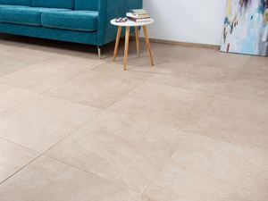 Tegels in kalksteenlook met driekleurige bank en witte bijzettafel