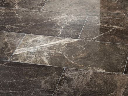 Donkere marmeren tegels met witte aders en smalle voegen