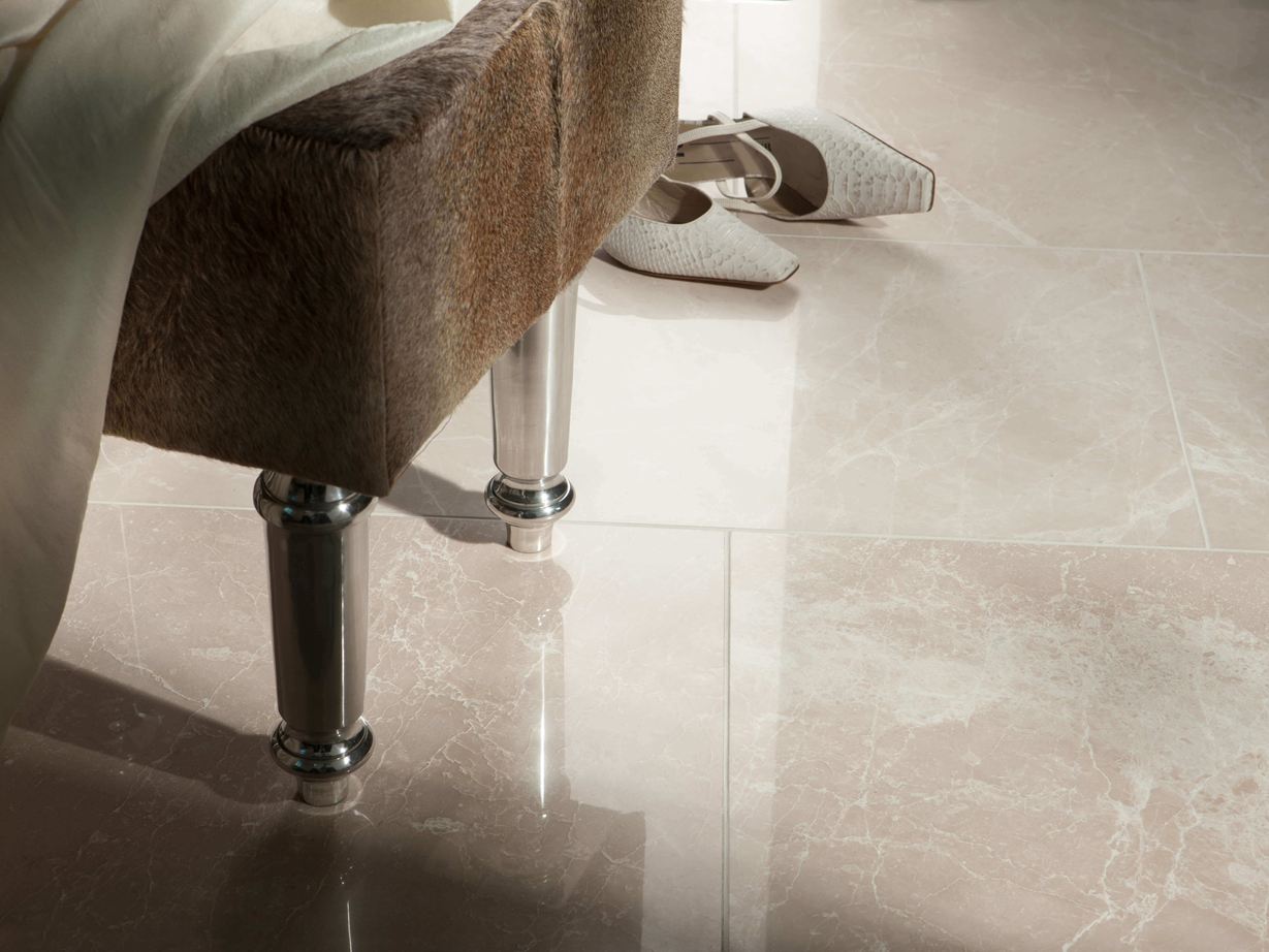 Een natuursteen met fascinerende patronen: Burdur Cream marmeren tegels Burdur Creme tegels met een krukje en een paar schoenen