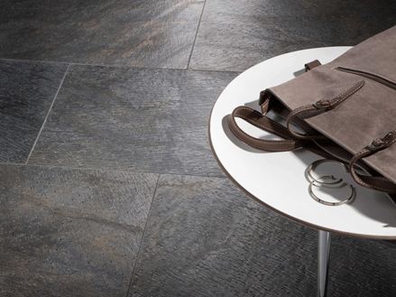 Deoli groene tegels met witte bijzettafel en tas