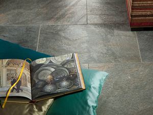 Boek en kussen op gelegde Deoli Green kwartsiettegel