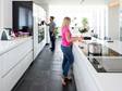 Witte keuken met zwarte rustieke leistenen vloer