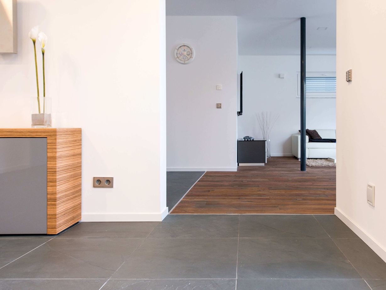 Weiß harmoniert wunderbar zu Schiefer Doorgang met leisteen en donkere houten vloer