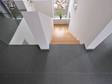 Trap met houten trap, witte muren en Grey Slate leisteen tegel met gespleten oppervlak als vloerbedekking