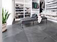 Dressing met grijze bank, witte open kasten en Mustang leistenen tegelvloer