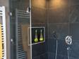 Douche met wandbekleding van donkergrijze leisteen tegels