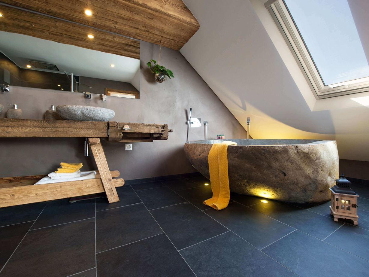 Edle Spa-Atmosphäre mit Schiefer! Rustieke badkamer met bad in steenlook en donkere leisteen tegels als vloerbedekking