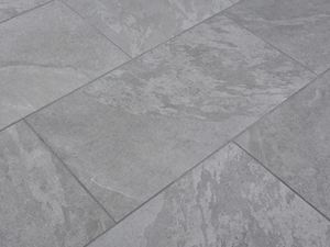 Elegante grijze en karakteristieke leien Alpine Grey tegels met leisteeneffect, diagonaal zicht