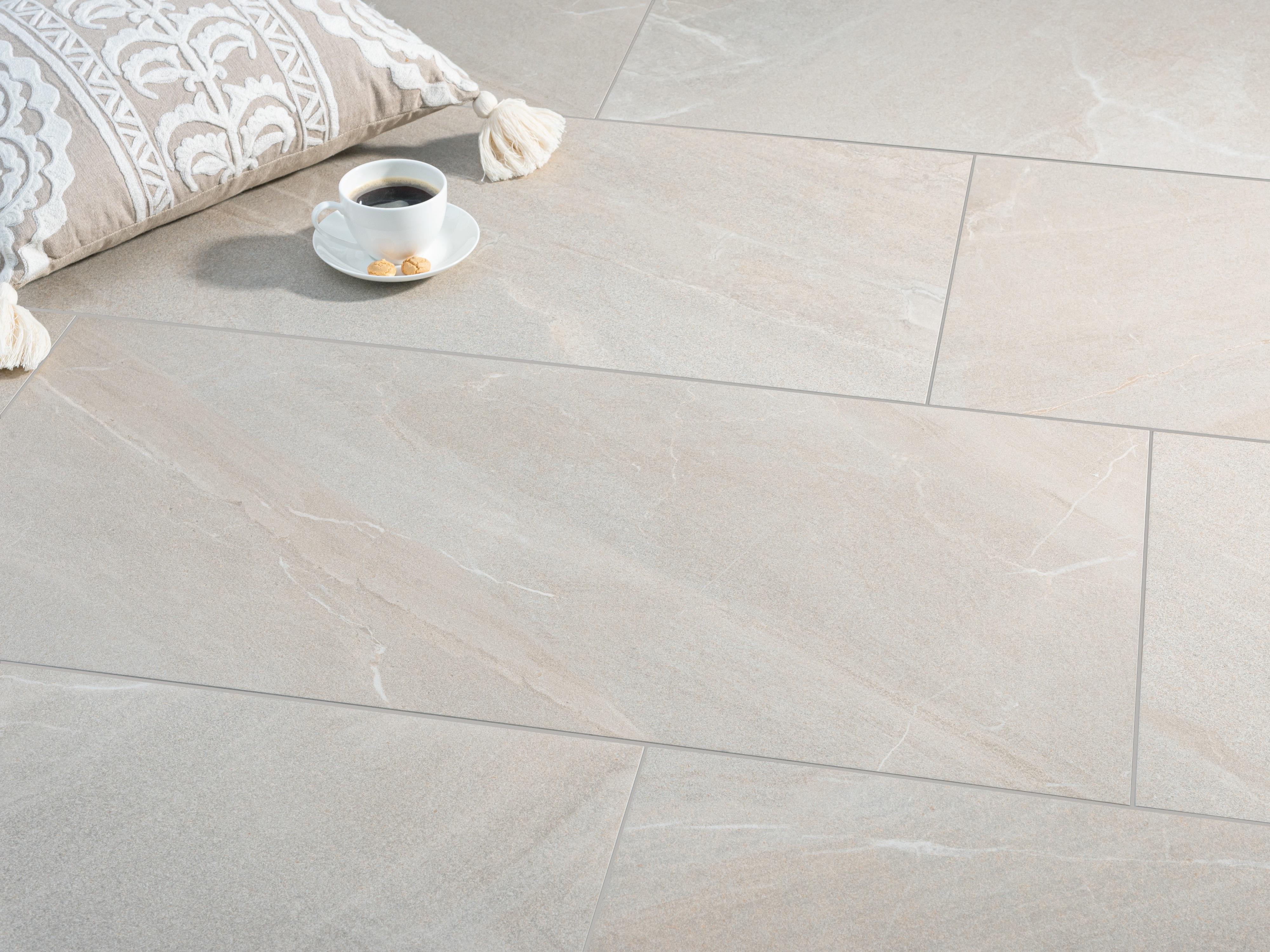 Canyon Gold tegels met leisteeneffect, koffiekopje en kussen