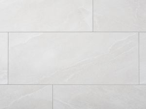 Close-up van lichtgrijze keramische tegels met leisteenlook en smalle voegen