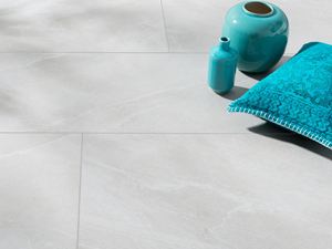 Keramische tegels in lichtgrijze leisteenlook met turquoise vaas en turquoise kussen