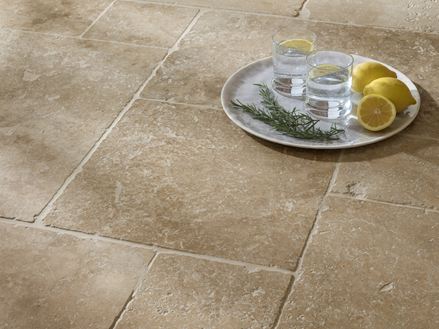 Travertin Classic Country tegels Close-up van water en citroen