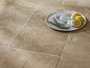 Travertin Classic Country tegels Close-up van water en citroen