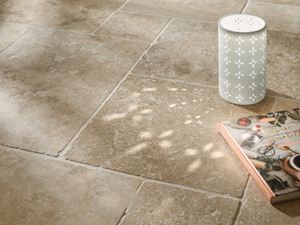 Gezellig en uitnodigend dankzij het getrommelde oppervlak Travertin Classic Landelijke tegels Close-up van lantaarn en boek