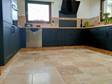 Klantenfoto keuken in zwart met Classic Country travertin tegels